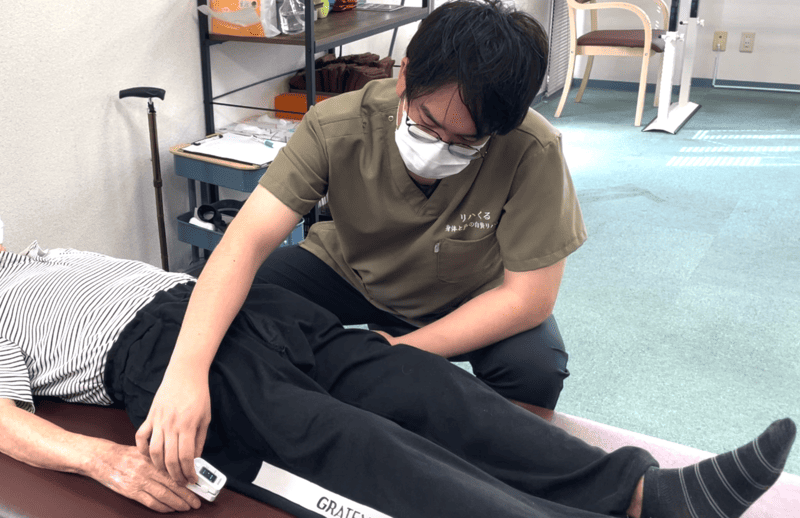 酸素飽和度を測っている場面