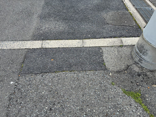 箕面市の道路の亀裂