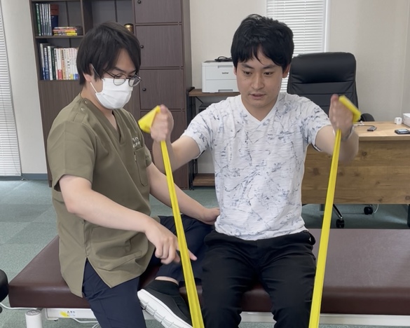 理学療法士が運動療法を行っている様子